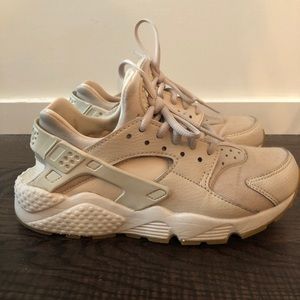 Women’s Nike Huarache Sneakers Nude US 5.5